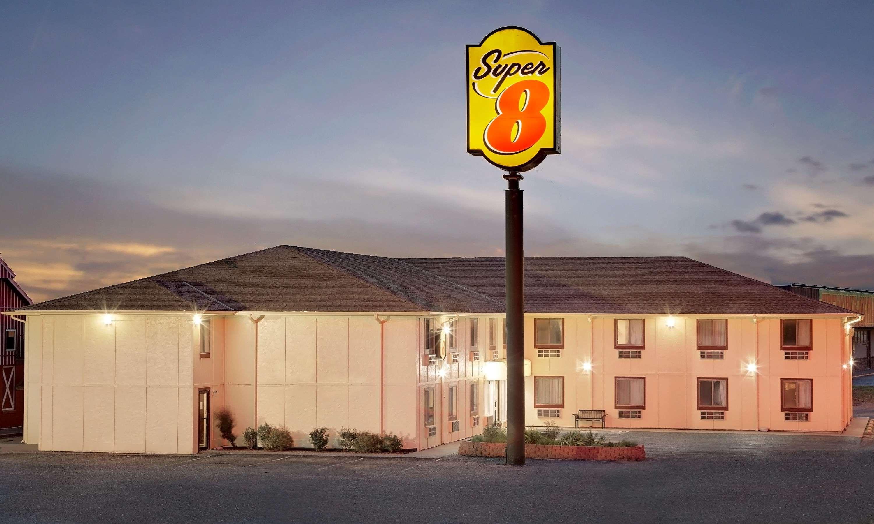 Super 8 By Wyndham Rock Port Mo Otel Dış mekan fotoğraf