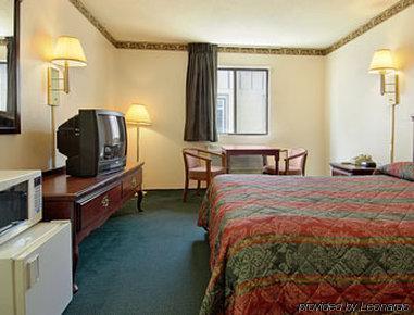 Super 8 By Wyndham Rock Port Mo Otel Dış mekan fotoğraf
