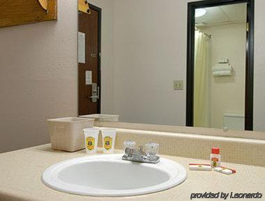 Super 8 By Wyndham Rock Port Mo Otel Oda fotoğraf